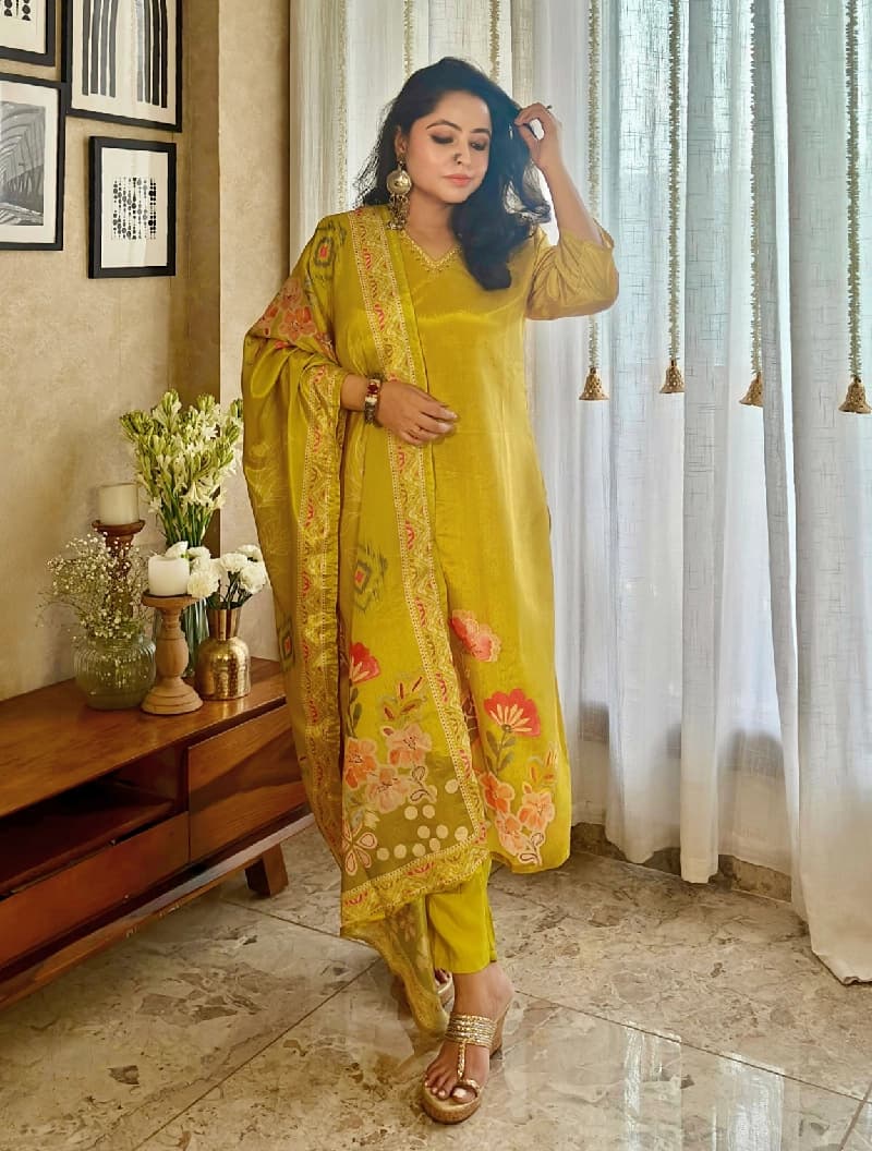 Women's Green Festive Three Quarter Sleeves Kurta Set With Dupatta