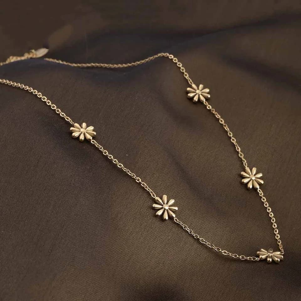 Women's Gold Plated Daisy Flower Necklace Waterproof & Anti-Tarnish