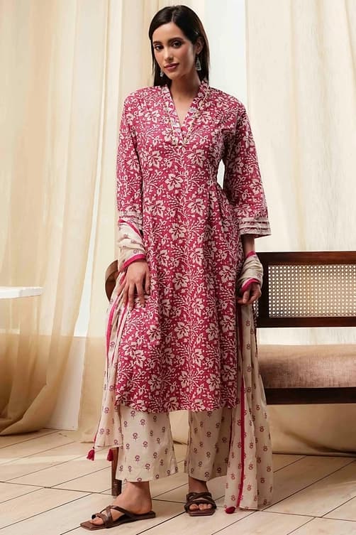 Women's Red Festive Printed Three Quarter Sleeves Kurta Set
