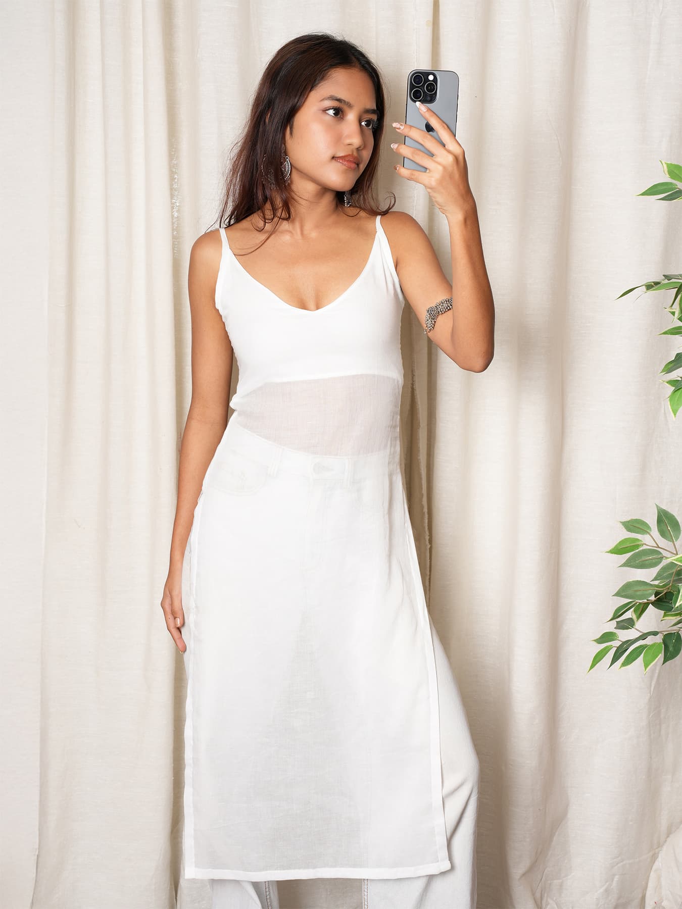 Women's White Casual Slim Fit Sleeveless Kurti