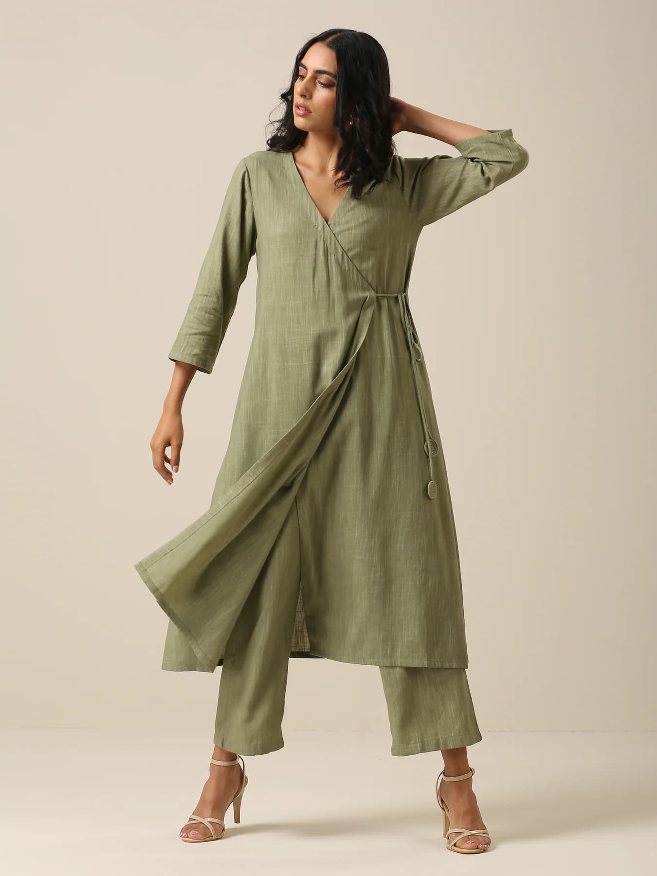Women's Green Formal Solid V-Neck Kurta And Mid Rise Trouser