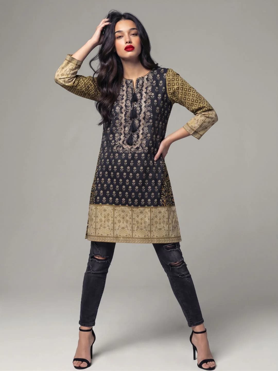 Women's Black Casual Regular Fit Printed Full Sleeves Kurti