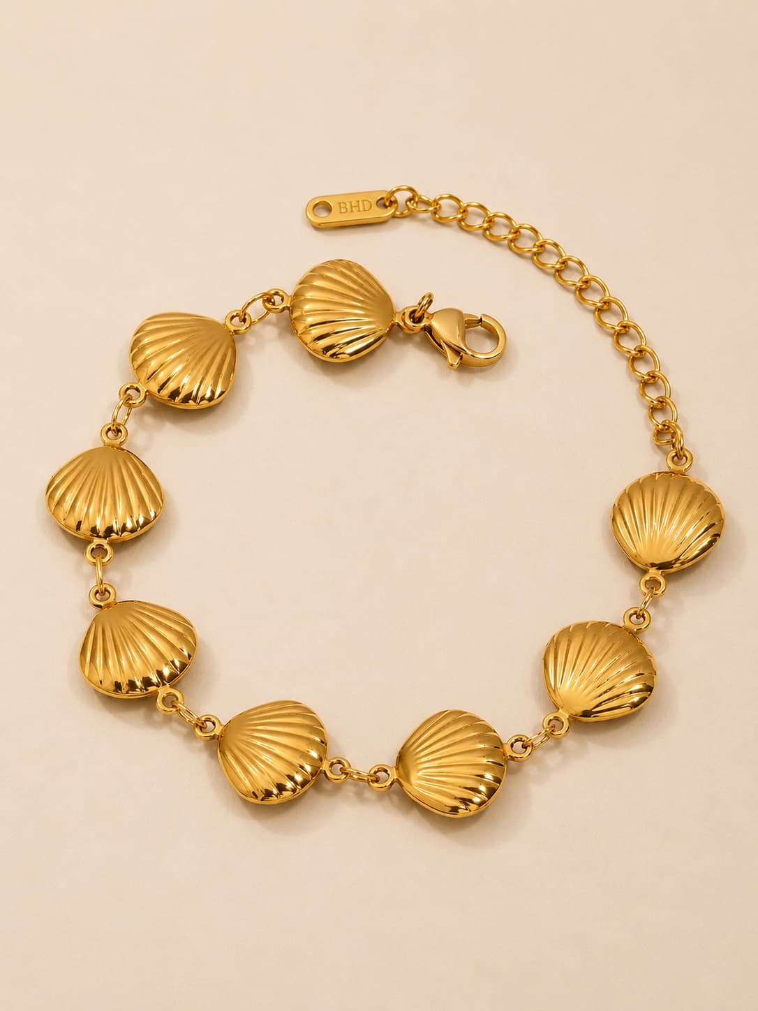 Women's Shella Seashell Charm Bracelet in Gold Tone