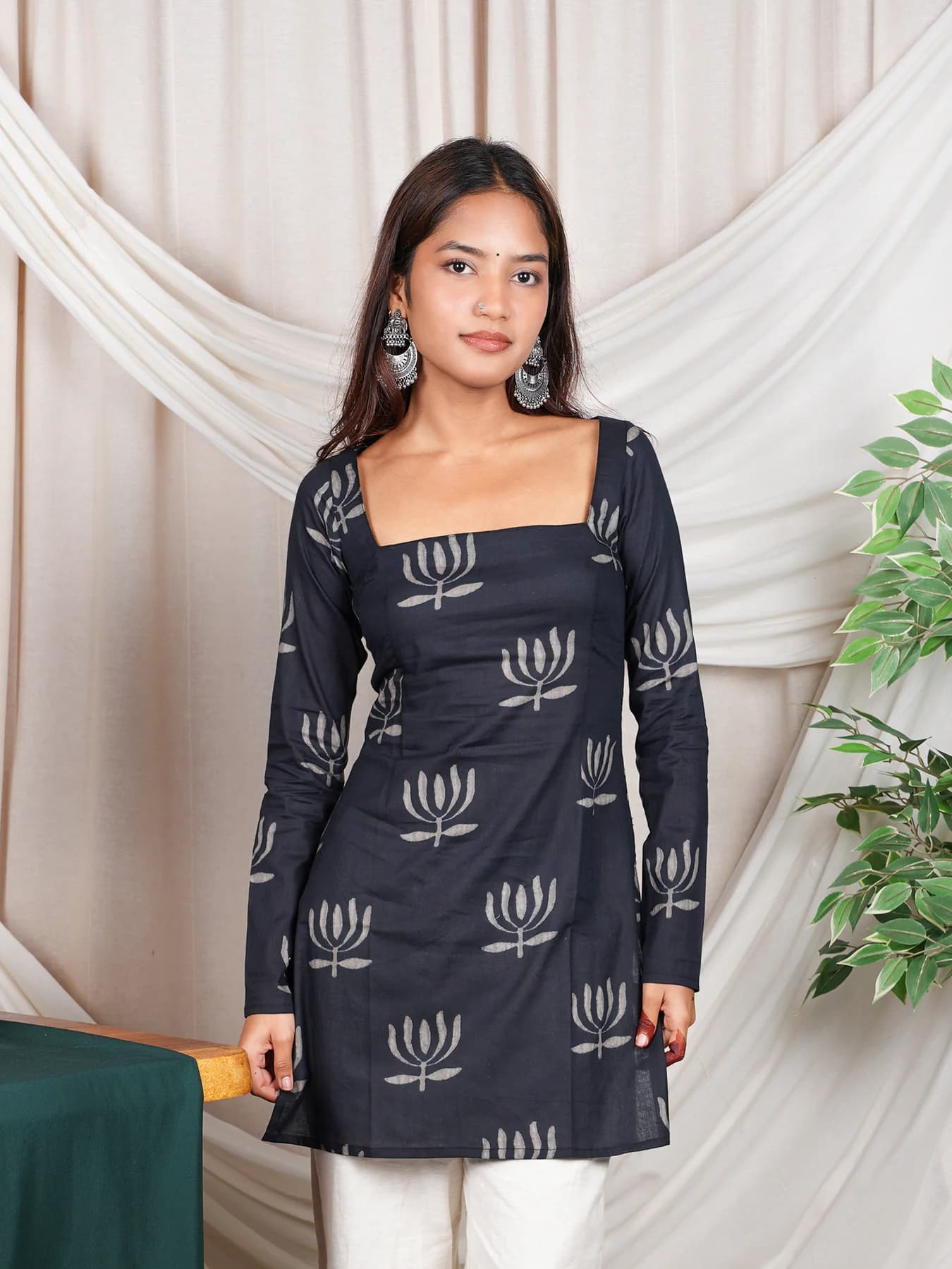 Women's Black Casual Floral Slim Fit Square Neck Kurti