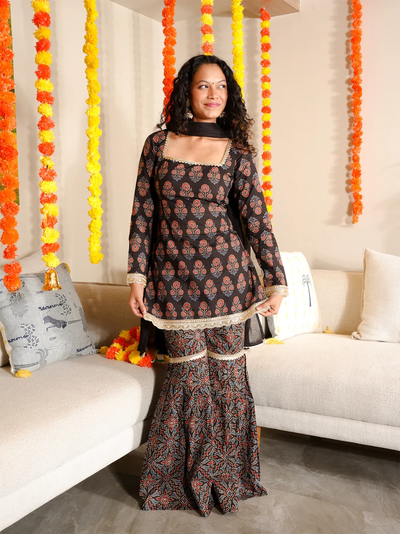 Women's Black Casual Printed Regular Fit Kurti and Mid Rise Sharara