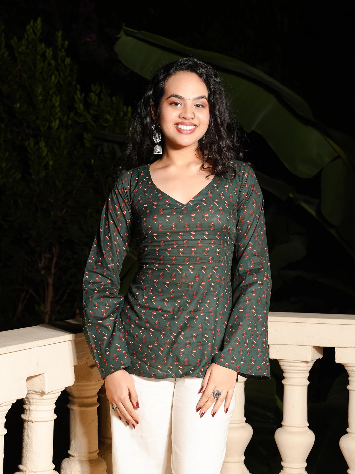 Women's Green Casual Floral Slim Fit V-Neck Kurti