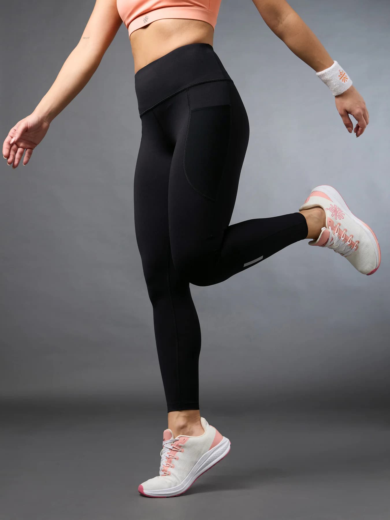 Women's Black Sports Solid Skinny Fit Run Elevate Comflex Tights