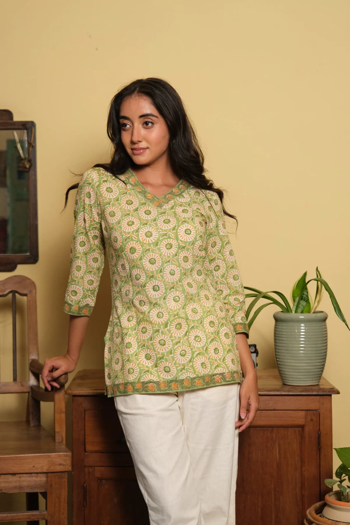 Women's Green Casual Floral Regular Fit V-Neck Kurti