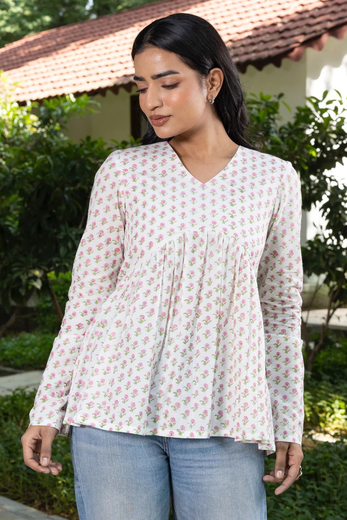 Women's White Casual Floral Regular Fit V-Neck Kurti