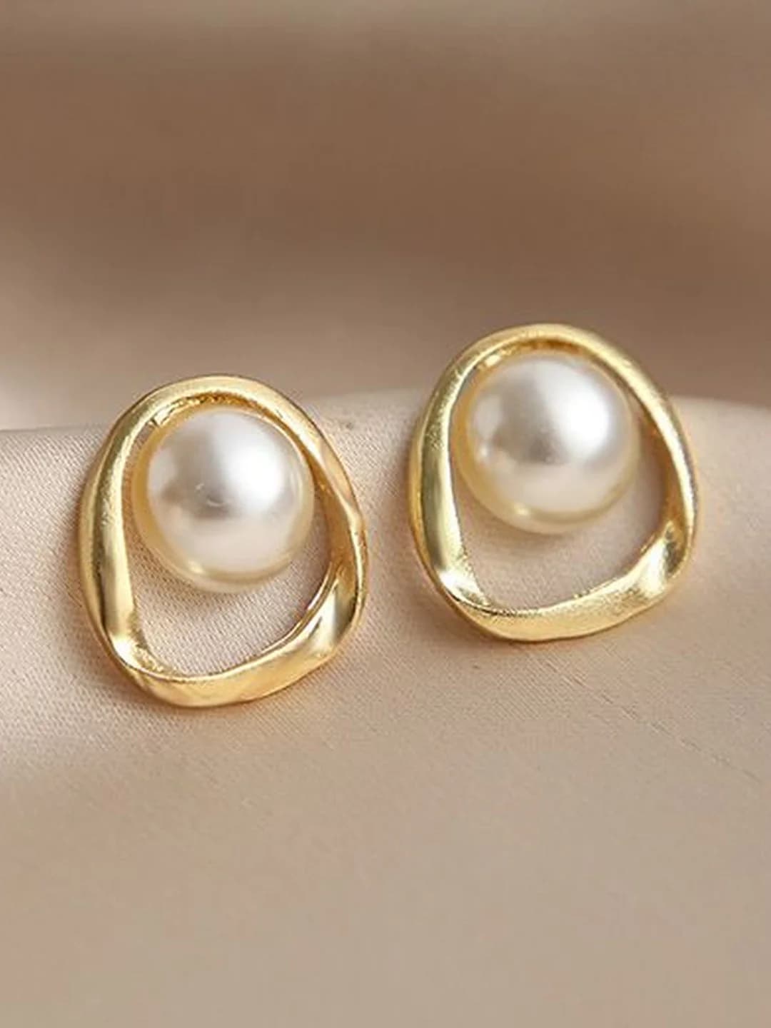 Women's Gold Contemporary Studs Earrings