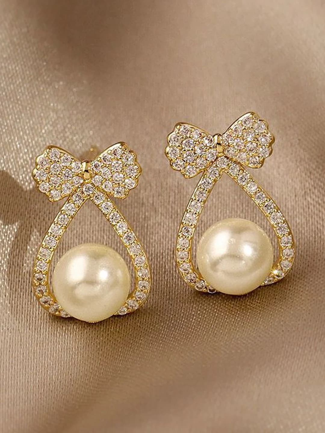 Women's White Geometric Studs Earrings