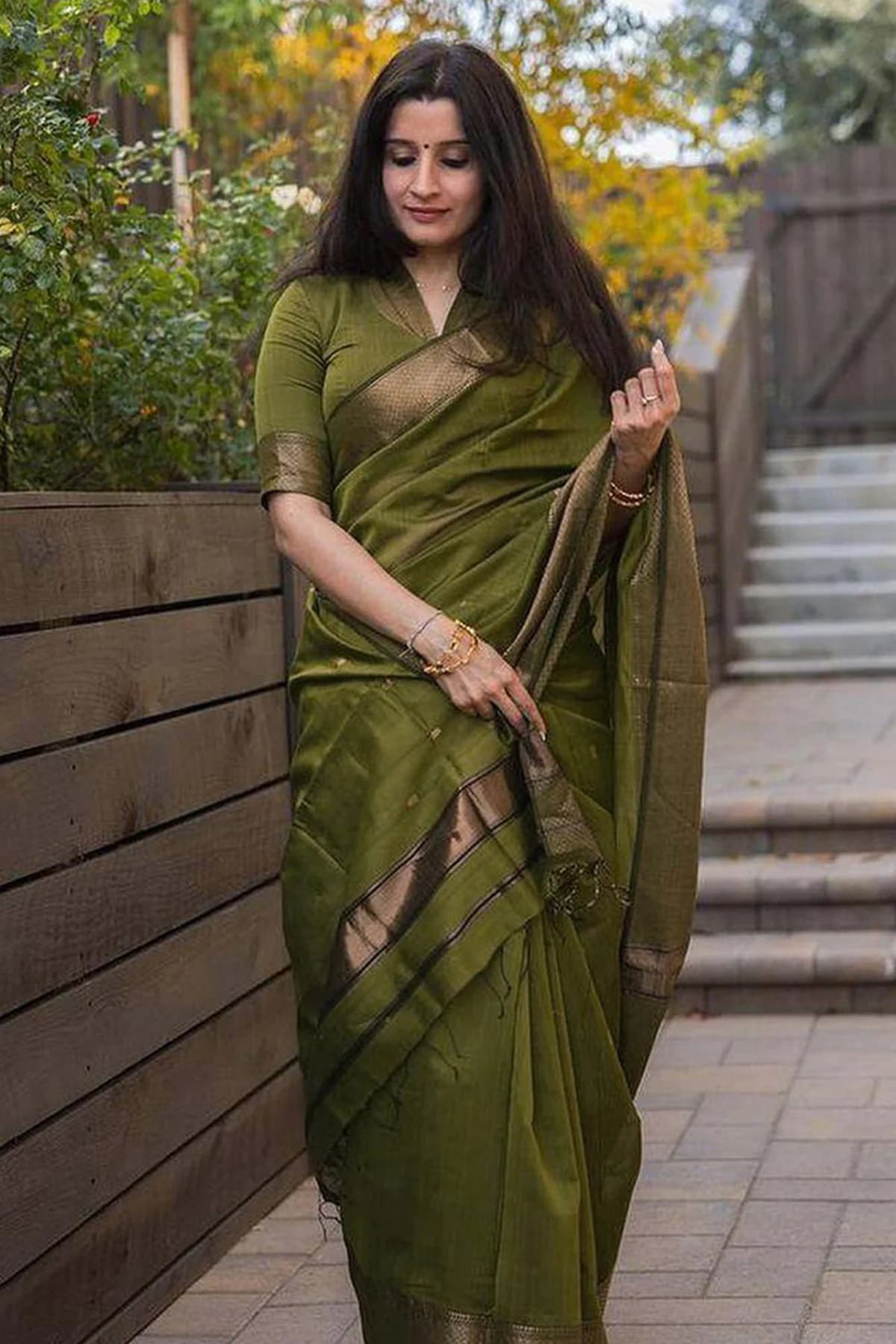 Women's Mehendi Green Lichi Banarasi Silk Saree with Floral Zari Weaving and Unstitched Blouse Piece