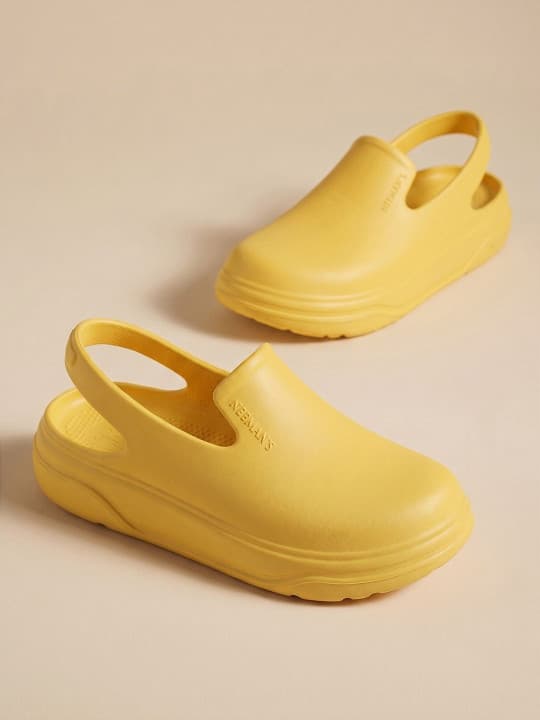 Unisex Yellow Casual Flat Knitted Round Toe Clogs